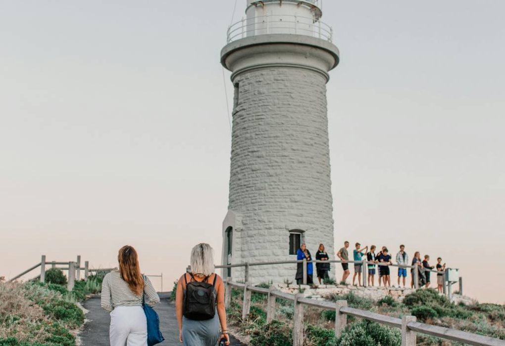 Partir seul, mais pas trop : les voyages en groupe pour célibataires