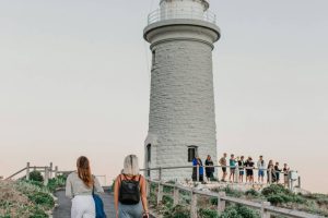 Partir seul, mais pas trop : les voyages en groupe pour célibataires