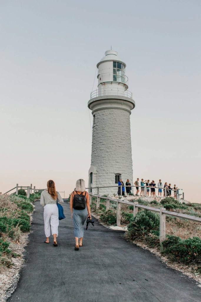 Partir seul, mais pas trop : les voyages en groupe pour célibataires